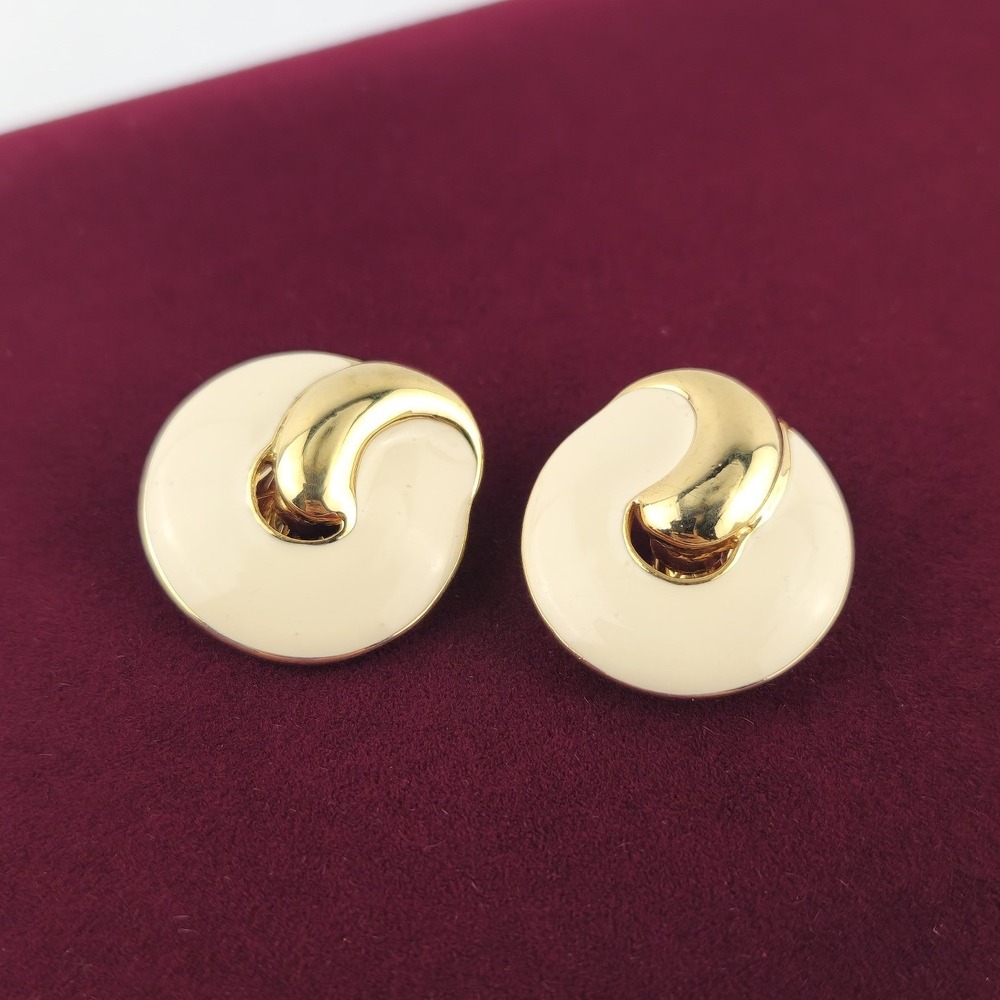 Vintage‎ Trifari Cream Enamel Gold Tone Swirl Clip On Earrings